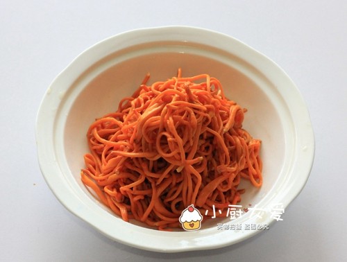 初春爽口滋补小菜----鲜椒虫草花,捞出沥干水份,放入盘里