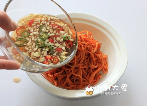 初春爽口滋补小菜----鲜椒虫草花,把调好的汁淋在上面