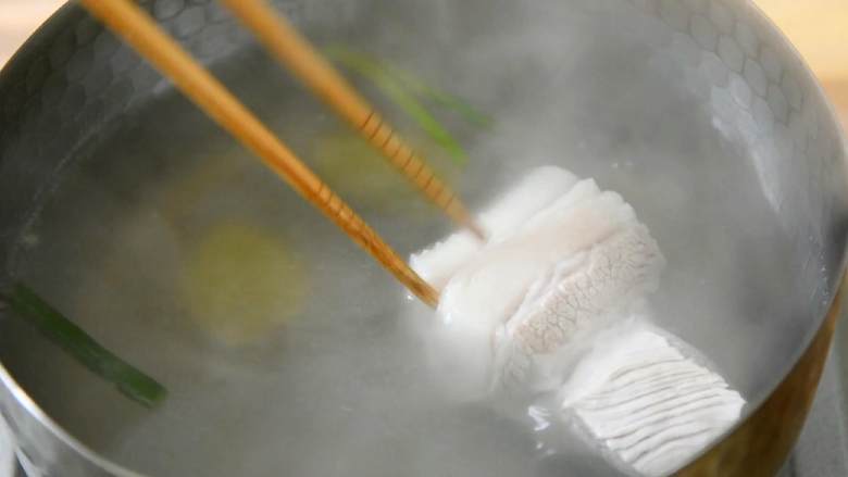 不寻常的年糕做法:辣白菜炒年糕,让你唇齿留香!,大火煮约5分钟,捞出切成肉片。