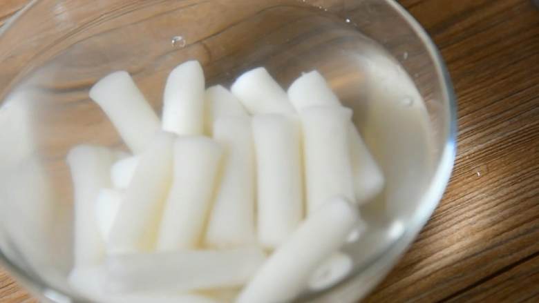 不寻常的年糕做法:辣白菜炒年糕,让你唇齿留香!,过凉水备用。