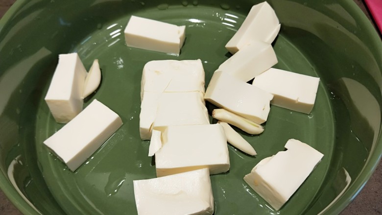 水晶豆腐番茄浓汤宝,豆腐切成块,人少放半块就可以了。