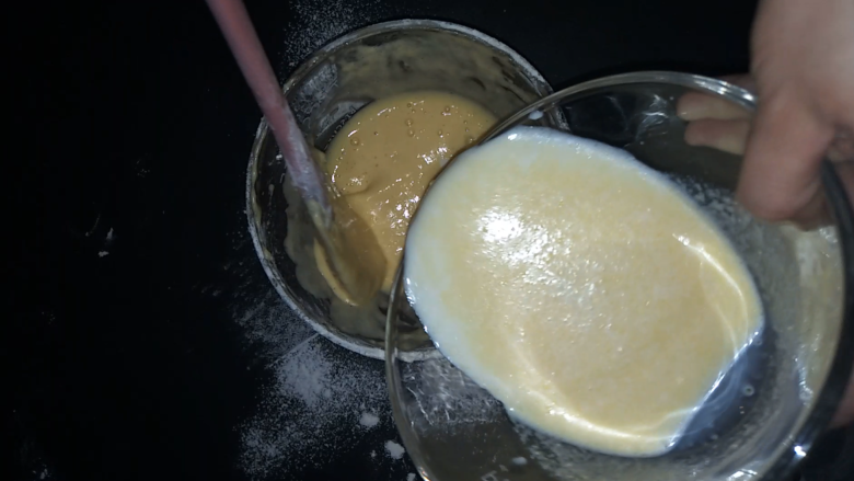 纸杯蛋糕,吃出了蛋挞的感觉!,将黄油牛奶倒入之前混合的面粉里。
再进行搅拌。