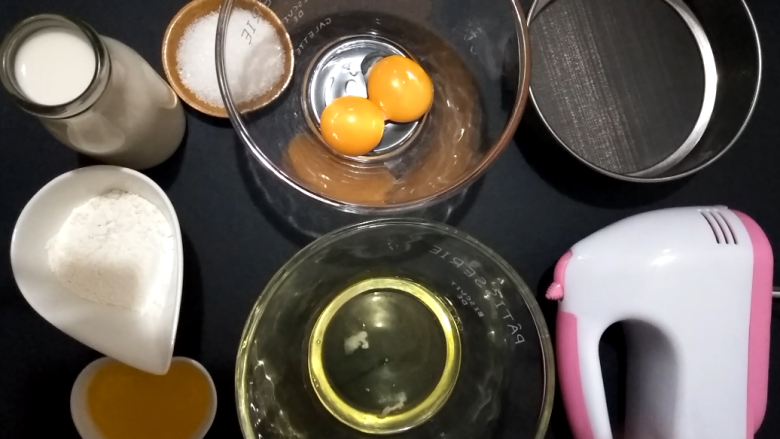 纸杯蛋糕,吃出了蛋挞的感觉!,分离蛋黄和蛋清至不同的碗中。
一定要用无油无水的干净碗。