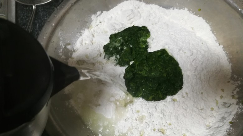 颜值超高的蛋黄青团,加入开水,加入开水,加入艾草和面。
