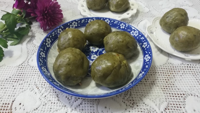 颜值超高的蛋黄青团,成品图。
漂漂亮亮,又青又黄,色色的蛋黄青团就做好了。