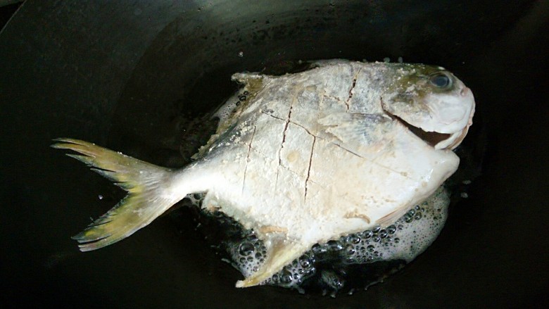 秘制红烧鲳鱼,煎鱼秘诀分享:油烧到五成热时,鱼下锅煎,煎2分钟后,转动锅时鱼能晃动,再翻面,这样鱼皮就不会破损,煎好的鱼外观漂亮。