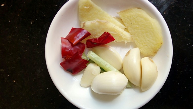 秘制红烧鲳鱼,准备适量<a style='color:red;display:inline-block;' href='/shicai/ 2795'>蒜头</a>,姜片,辣椒段