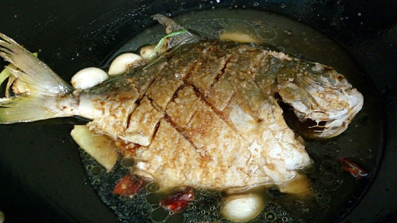 秘制红烧鲳鱼,加入半碗<a style='color:red;display:inline-block;' href='/shicai/ 156925'>水</a>,然后大火烧开