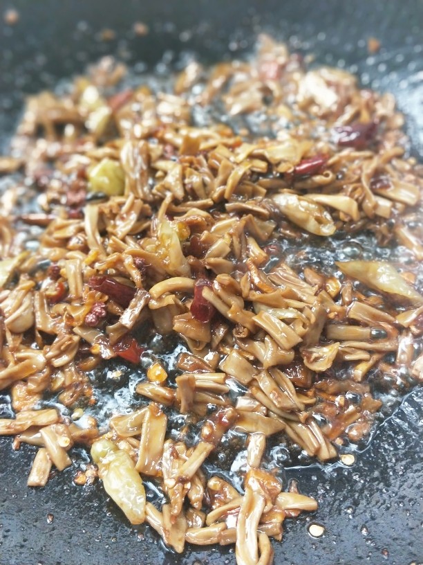辣出天际的辣炒腊鸭肠,小火🔥继续翻炒入味。