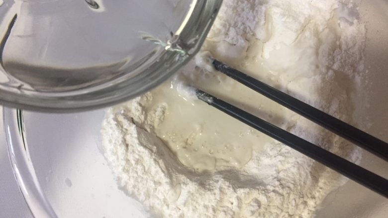 甜蜜的水果小汤圆,缓慢加入热水,用筷子搅拌,各个面粉不同,吸水性不一样请酌情增减