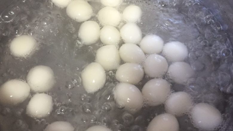 甜蜜的水果小汤圆,锅里放水煮熟小汤圆,漂浮起来就熟了