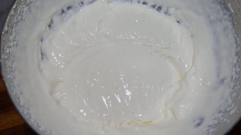 酸奶慕斯,将搅拌好酸奶糊过筛到淡奶油中,