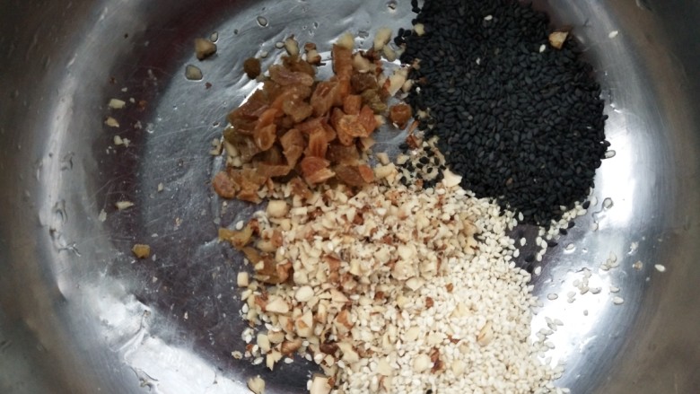 多仁汤圆,准备好馅料：如黑白芝麻，葡萄干，核桃仁，花生等，根据自己的喜好添加。