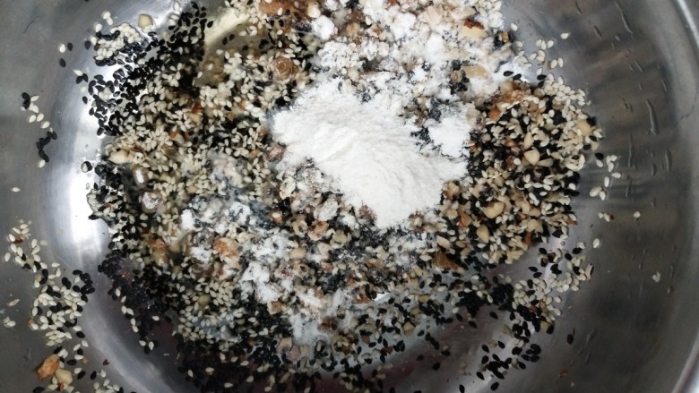 多仁汤圆,放适量的白糖、<a style='color:red;display:inline-block;' href='/shicai/ 520'>糯米粉</a>、水，让它们粘在一起