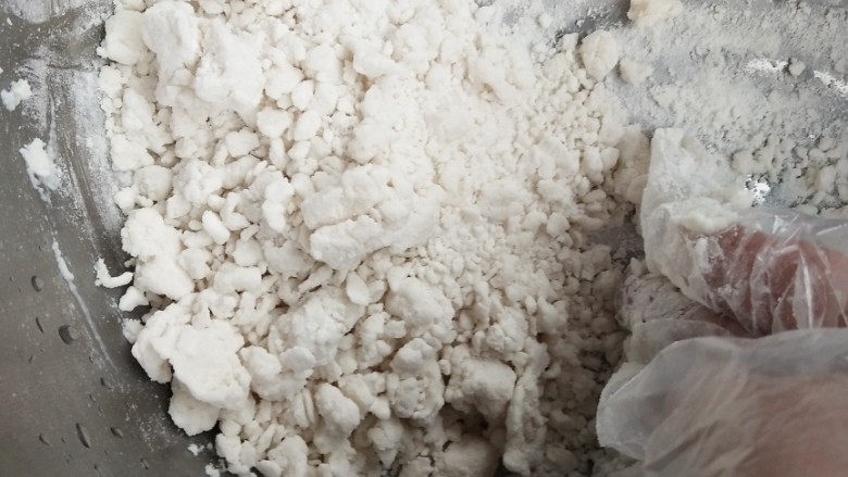 多仁汤圆,准备糯米粉，加适量的温水，面团要做的湿一点，软一些，不然做好汤圆以后汤圆发硬