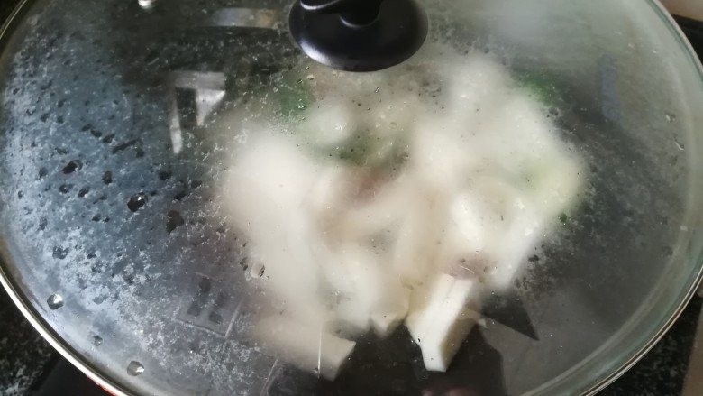 超级下饭,香喷喷得炒扁萝卜,盖上盖子煮一会儿