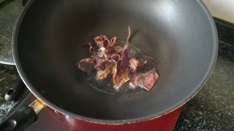 超级下饭,香喷喷得炒扁萝卜,鱿鱼干爆炒,哇,香喷喷的