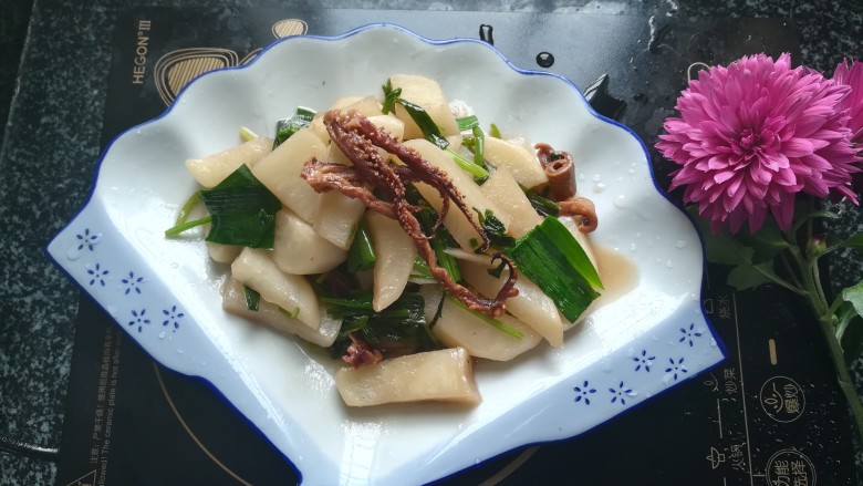 超级下饭,香喷喷得炒扁萝卜,成品图。
本来扁萝卜味道很淡,不好下饭,但加了鱿鱼干就完全不一样了,入味,香喷喷的非常好吃。