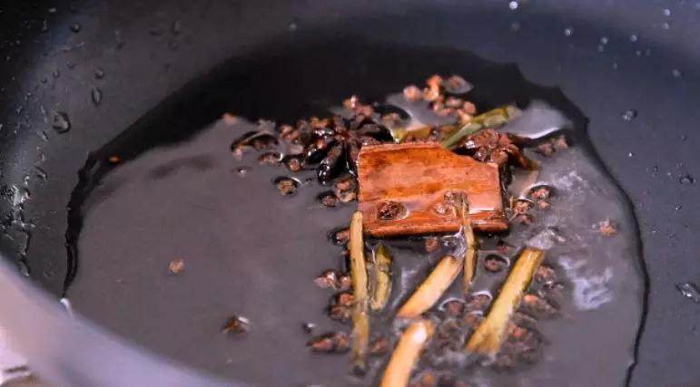 巨香无比的口水鸡,酱汁都想舔干净!,起油锅,下葱段、桂皮、八角、香叶、花椒,炒香