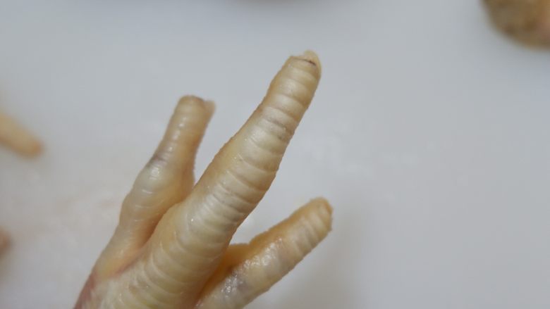 韩式辣炒鸡爪,百搭小食,焯好的鸡爪,在洗个澡。然后修修指甲,把指甲剪掉。