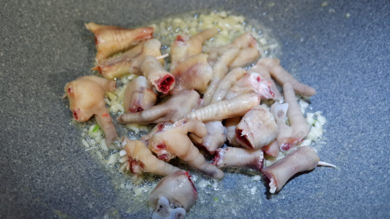 韩式辣炒鸡爪,百搭小食,然后下入鸡爪翻炒均匀。
