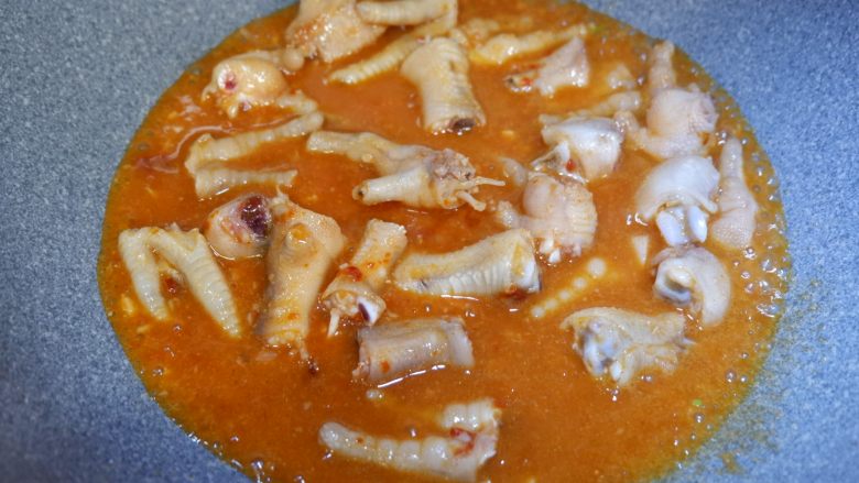 韩式辣炒鸡爪,百搭小食,把酱汁翻炒均匀,盖上锅盖,大火煮开后转小火煮个5-8分钟,根据个人口味喜欢的软硬度取调节。