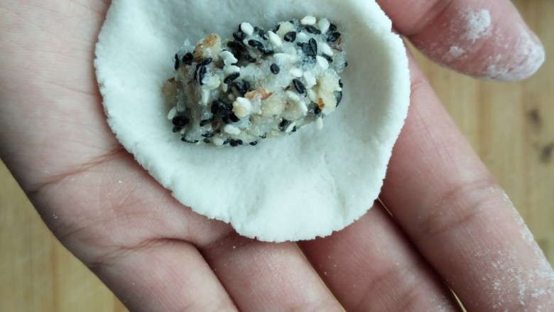 多仁汤圆,馅料适当的放，面团要包住馅料