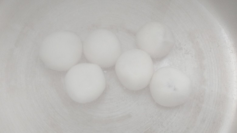 多仁汤圆,下锅，水每煮开一次，要添一些冷水，水要煮开三四次