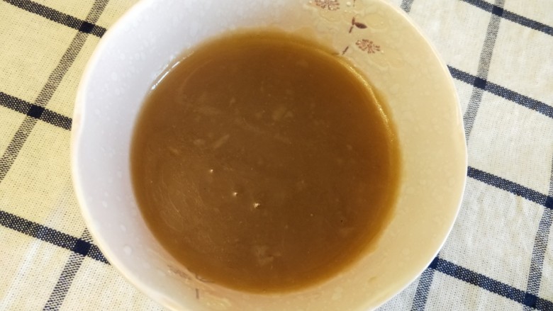 春色满园,倒入生粉,加少量耗油,生抽,盐,勾芡