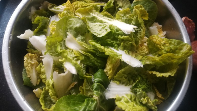香菇炒青菜,清洗干净沥干水分。