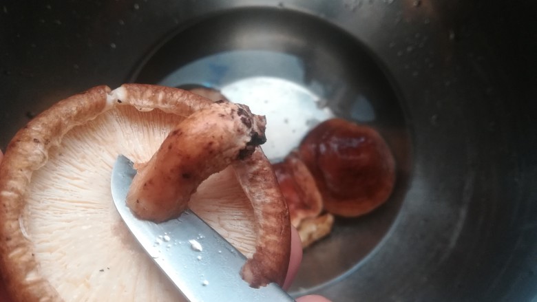 香菇炒青菜,切去蒂部。