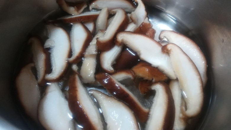 香菇炒青菜,用沸水烫软后,捞出沥干水分待用。