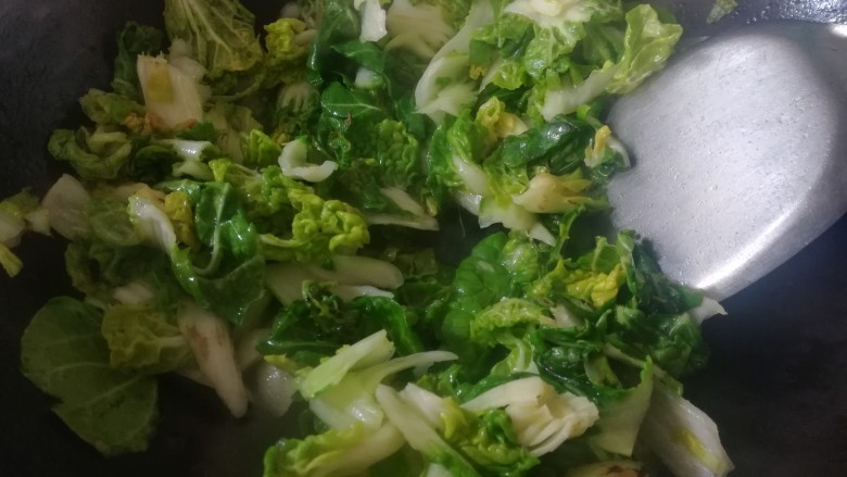 香菇炒青菜,大火爆炒,快速翻拌,这样可以保证青菜的维生素尽可能少损失。
