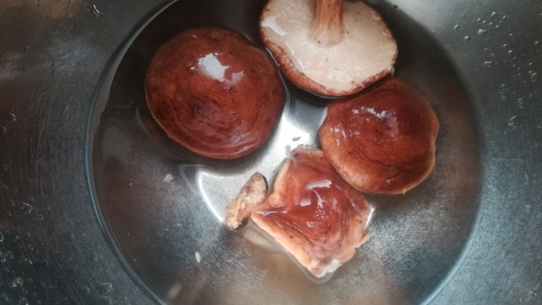 香菇炒青菜,香菇清洗去砂质。干的香菇需要泡发以后再用。