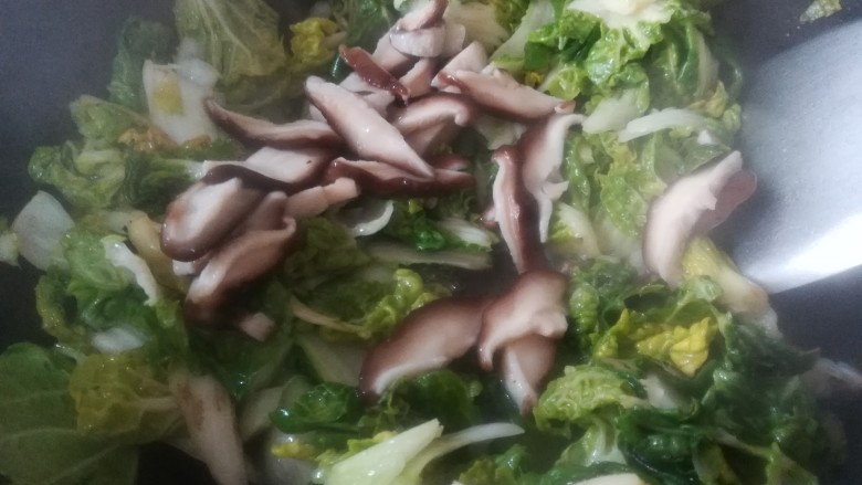 香菇炒青菜,翻炒均匀后加入香菇。
