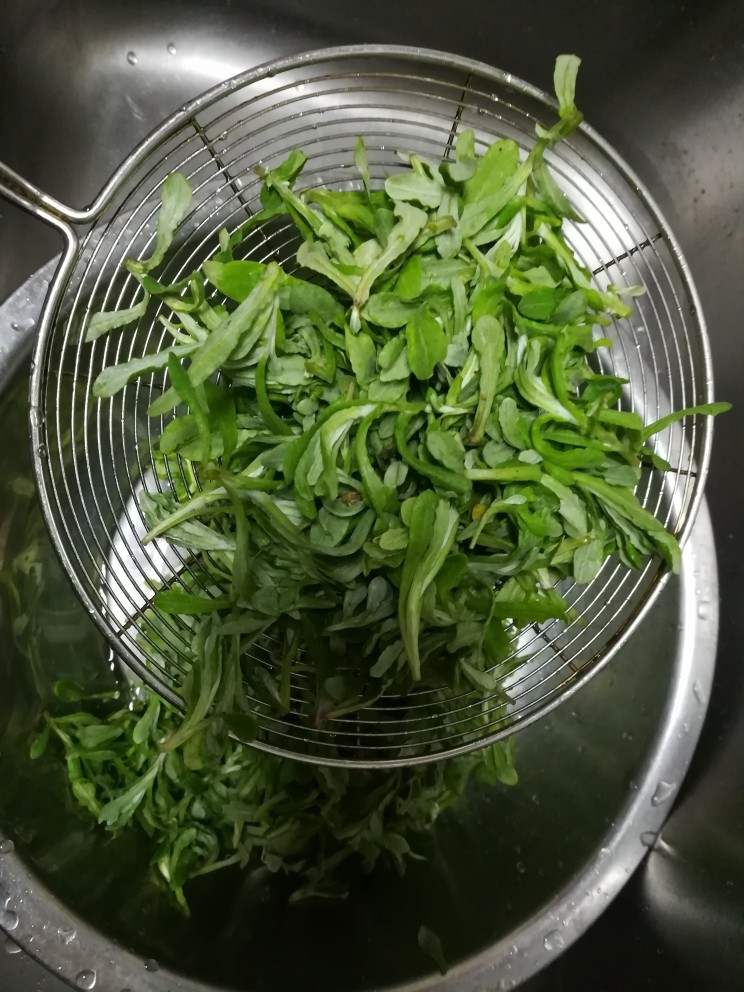 香,甜,韧劲十足的蜜豆青团,黄花艾淘洗几遍