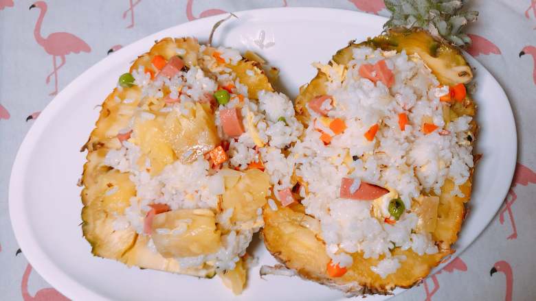 菠萝饭,将炒好的饭放入做好的菠萝容器里,就完成了!
