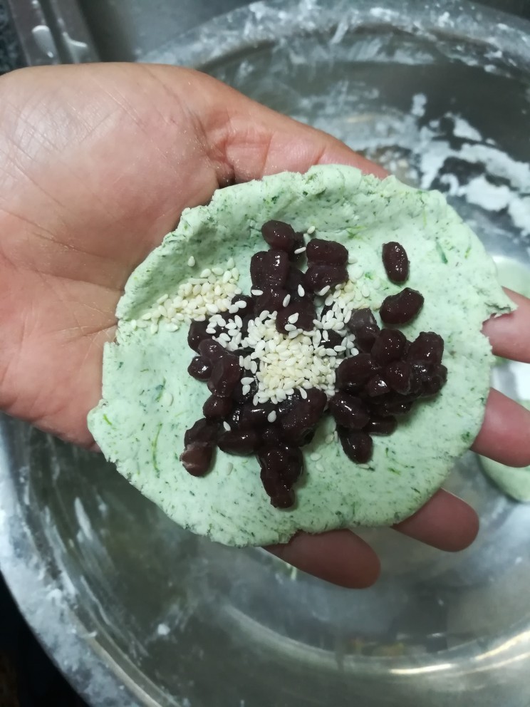 香,甜,韧劲十足的蜜豆青团,在薄圆形中间加入蜜豆和芝麻