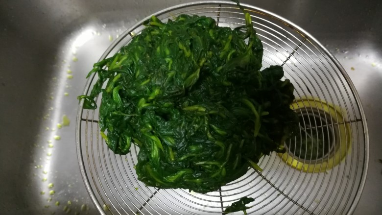 香,甜,韧劲十足的蜜豆青团,捞起黄花艾沥干