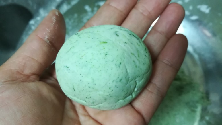 香,甜,韧劲十足的蜜豆青团,揪下一个剂子,做成圆溜溜的团子