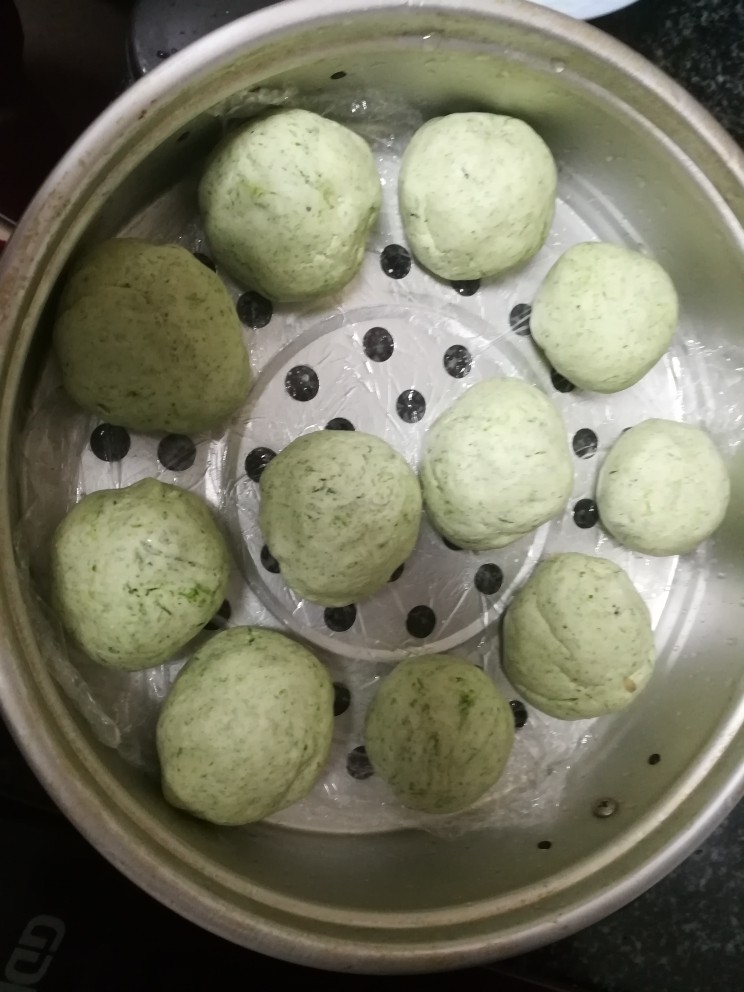 香,甜,韧劲十足的蜜豆青团,放进笪子里蒸