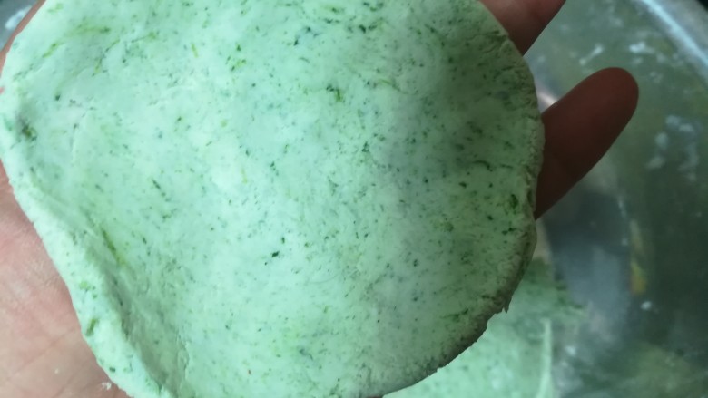 香,甜,韧劲十足的蜜豆青团,用大拇指摊成薄圆形