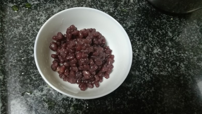 香,甜,韧劲十足的蜜豆青团,准备好<a style='color:red;display:inline-block;' href='/shicai/ 3614'>蜜豆</a>,网购的,你懂得。