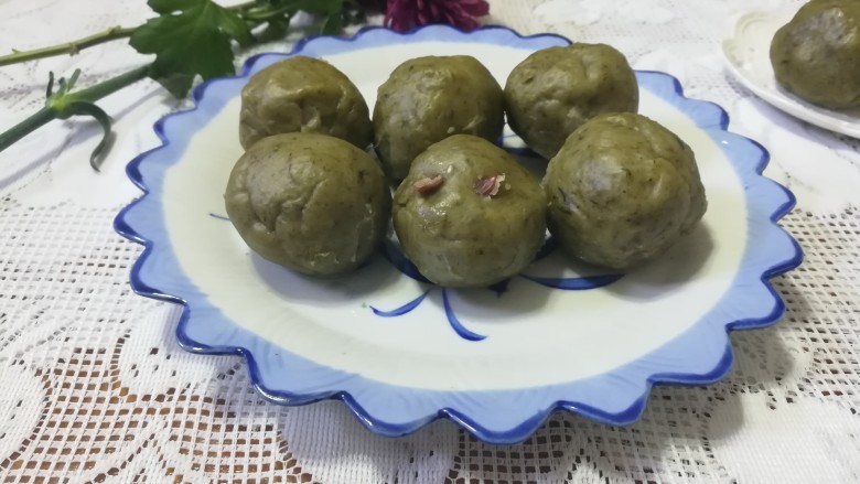 香,甜,韧劲十足的蜜豆青团,成品图。
韧劲十足的皮,香喷喷,甜蜜蜜的馅,真心解腻好吃哦。