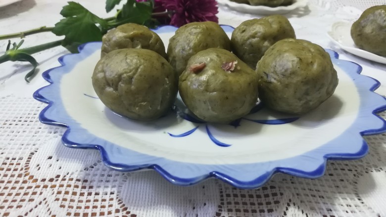 香,甜,韧劲十足的蜜豆青团,成品图。