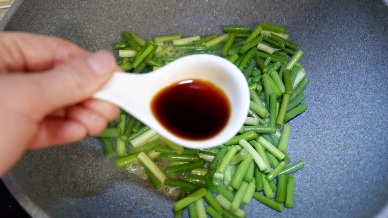 蒜苔炒鸡胗,然后加入生抽,