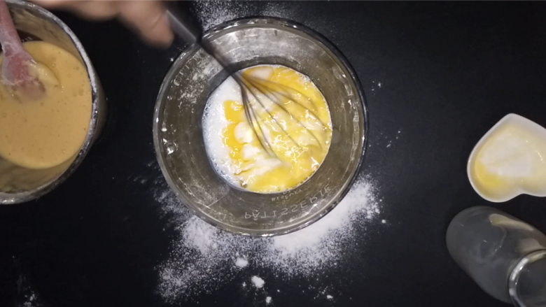 纸杯蛋糕,吃出了蛋挞的感觉!,充分搅拌黄油和牛奶。