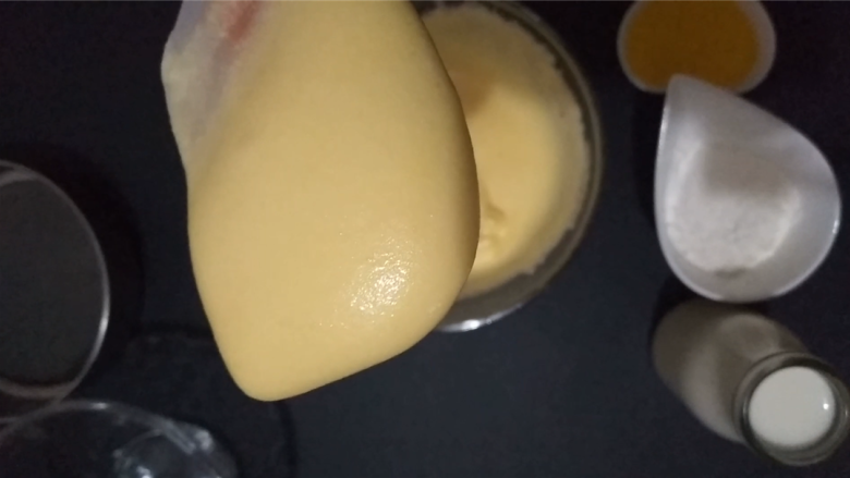 纸杯蛋糕,吃出了蛋挞的感觉!,蛋黄与打发的蛋清搅拌均匀即可。