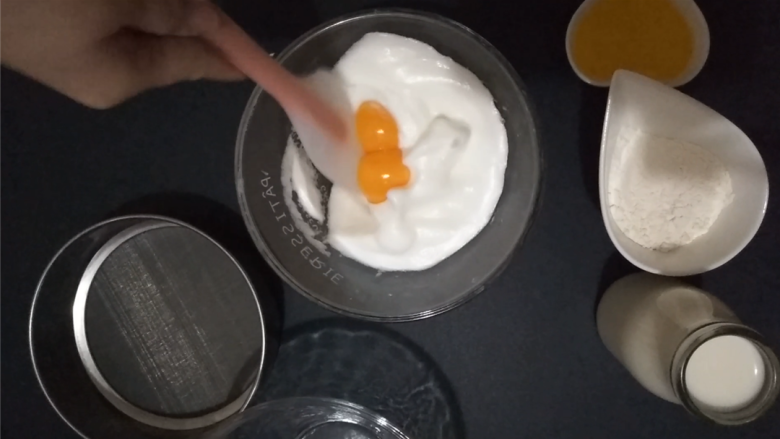 纸杯蛋糕,吃出了蛋挞的感觉!,将蛋黄加入打发的蛋清里,用刮刀进行搅拌。