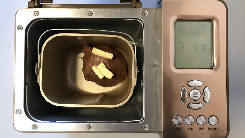网红脏脏包,和面结束放入软化的黄油,继续和面10分钟